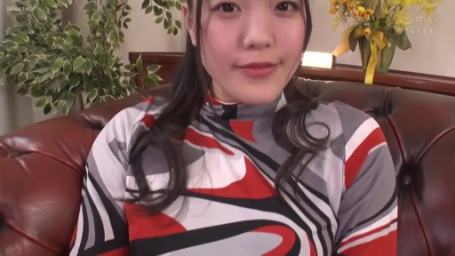 室内 · 坐姿 · 半身 · 长袖花纹上衣