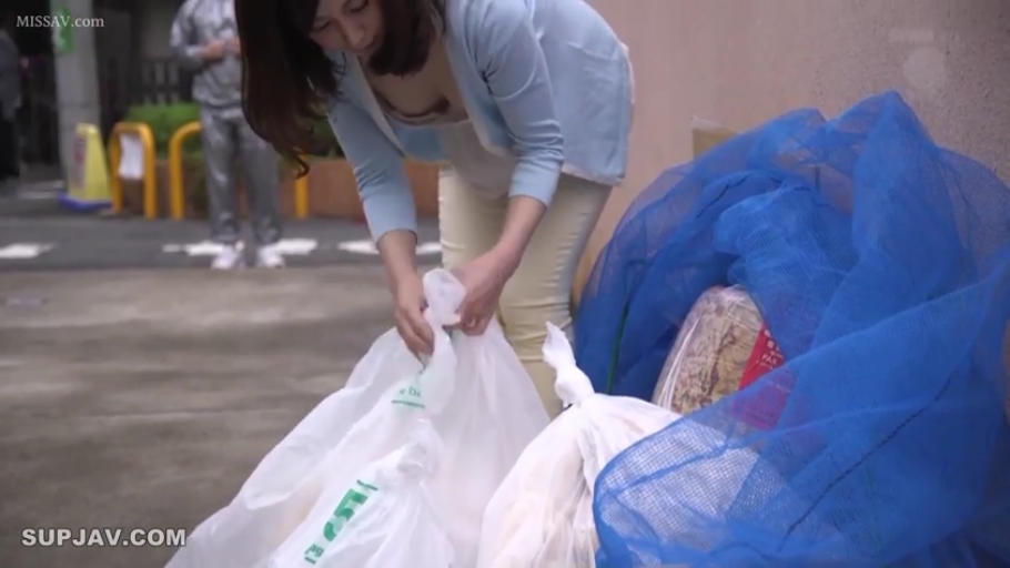 中景 · 户外 · 弯腰俯身 · 针织开衫 · 整理垃圾袋