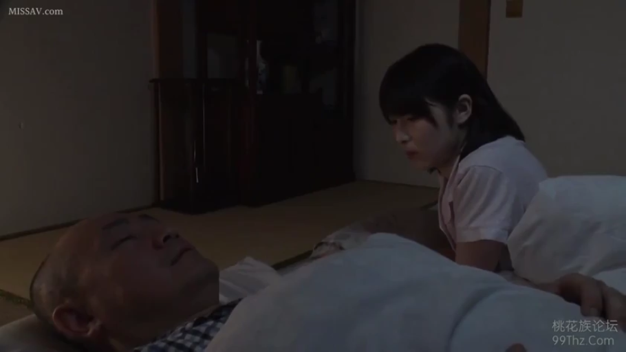 室内 · 胸部 · 全裸 · 巨乳 · 仰卧 · 床单 · 闭目 · 静止