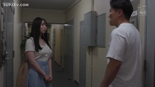 交谈 · 站立 · 全景 · 手提包 · 公寓走廊 · 白色短袖上衣 · 疑惑 · AV剧照