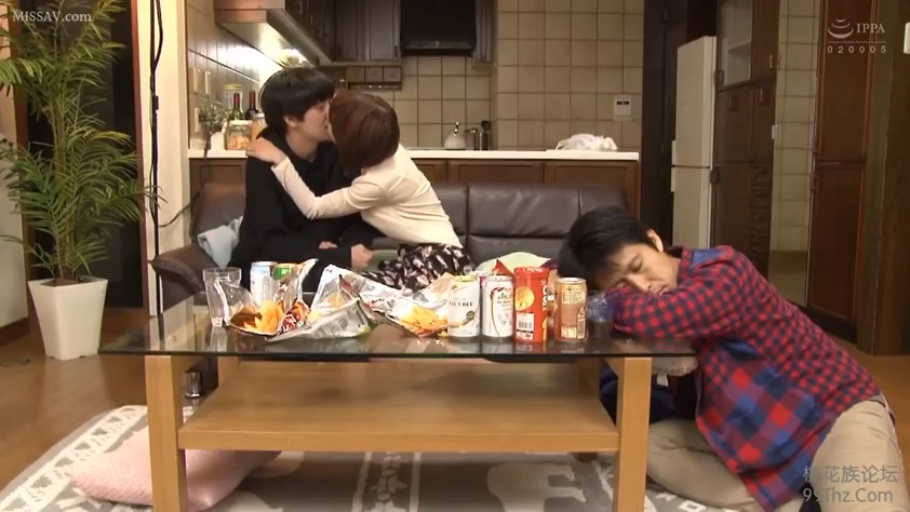 座り姿勢 · 陶醉 · リビング · 接吻 · 偷情 · 休闲服 · 零食