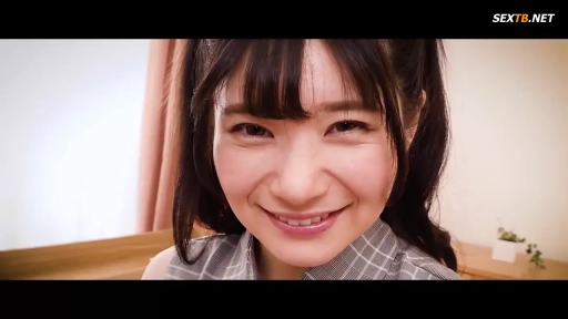 格子衬衫 · 室内 · 坐姿 · 单人 · 脸部特写 · 甜美 · 盆栽 · 微笑