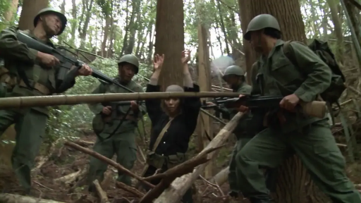 严肃 · 中景 · 户外 · 举手 · 森林 · 军装 · 步枪 · 俘虏