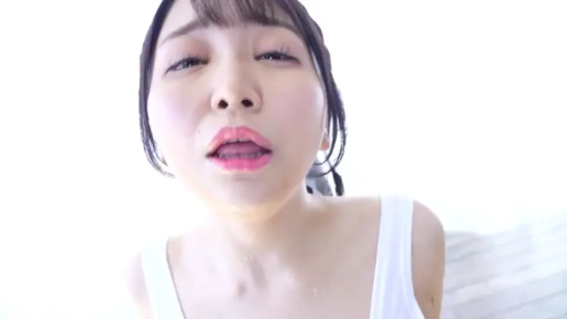 室内 · 顔部のクローズアップ · 白いタンクトップ