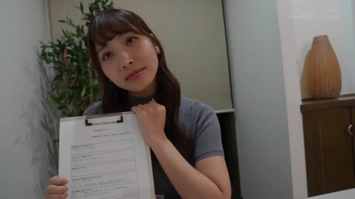 室内 · 坐姿 · 中景 · 微笑 · 灰色针织衫 · 采访 · 写字板 · 展示问卷