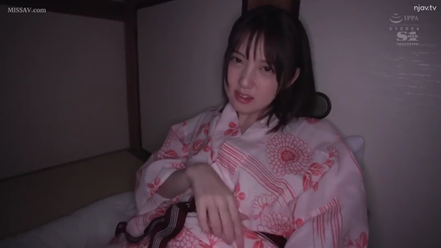 坐姿 · 和室 · 迷離 · 中景 · 凝视 · 被褥 · 亚洲女性 · 浴衣