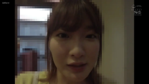 忧郁 · 脸部特写 · 站立 · 行走 · 夜景 · 户外街道 · 黄色无袖上衣