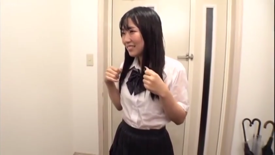 室内 · 肩部 · 靠坐 · 斜视 · 浅笑 · 银色亮面背心 · 斑马纹沙发