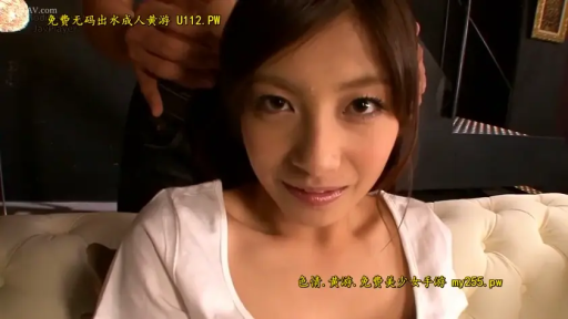 Sitting Posture · Sofa · Smile · 面部特写 · White top · Gaze · 近距离