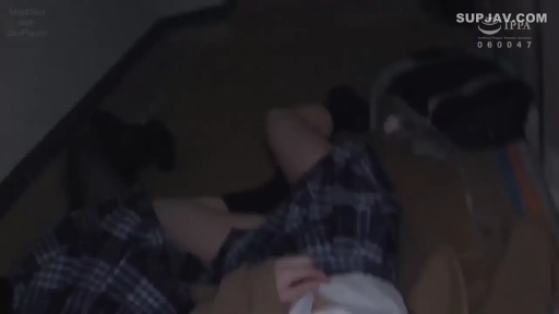 室内 · 腿部 · 制服 · 昏暗 · 躺卧 · 撩衣 · 未出镜