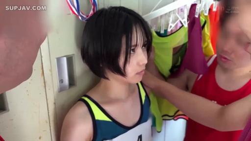 严肃 · 运动背心 · 面部特写 · 更衣室 · 储物柜 · 短发 · 被触碰 · 侧身站立