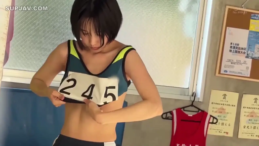 站立 · 中景 · 更衣室 · 运动内衣 · 掀起上衣