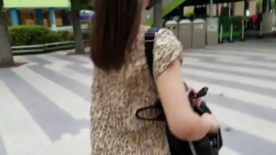全景 · 喜悦 · 多人场景 · 正装与休闲服 · 豪宅楼梯间 · 站立与围观 · 鼓掌欢迎 · 旋转楼梯