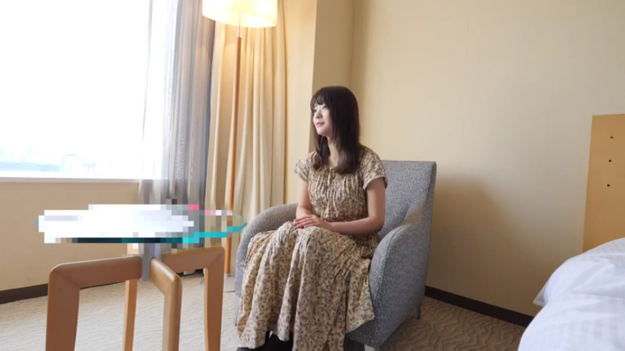 Sitting Posture · Whole body · 平静 · Hotel room · 长发 · Floral print dress · 坐着 · 单人沙发