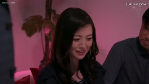 室内 · 坐姿 · 脸部 · 盆栽 · 微笑 · 交流 · 深色上衣 · 粉色灯光