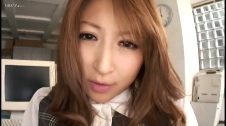 室内 · 脸部特写 · 电脑 · 制服 · 注视 · 诱惑 · 靠近镜头 · 棕色长发