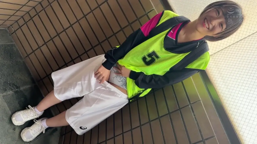 全身 · 低头 · 羞涩 · 清纯 · 背包 · 过道 · 运动装 · 斜立