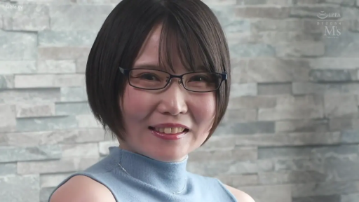 室内 · 脸部 · 眼镜 · 微笑 · 短发 · 正面坐姿 · 温和 · 蓝色无袖衫