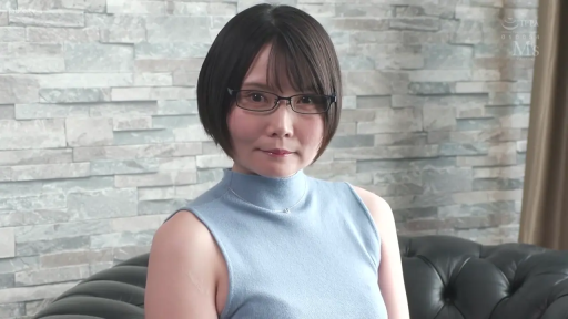 室内 · 坐姿 · 眼镜 · 面部特写 · 注视镜头 · 温柔微笑 · 蓝色无袖高领衫 · 短发知性