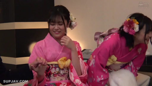 室内 · 脸部特写 · 闭眼 · 深吻 · 面对面 · 白色蕾丝衣 · 侧面视角 · 壁挂电话