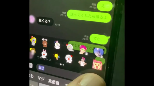 室内 · スマートフォン · 手机屏幕特写 · 手持手机 · 社交聊天 · LINE界面