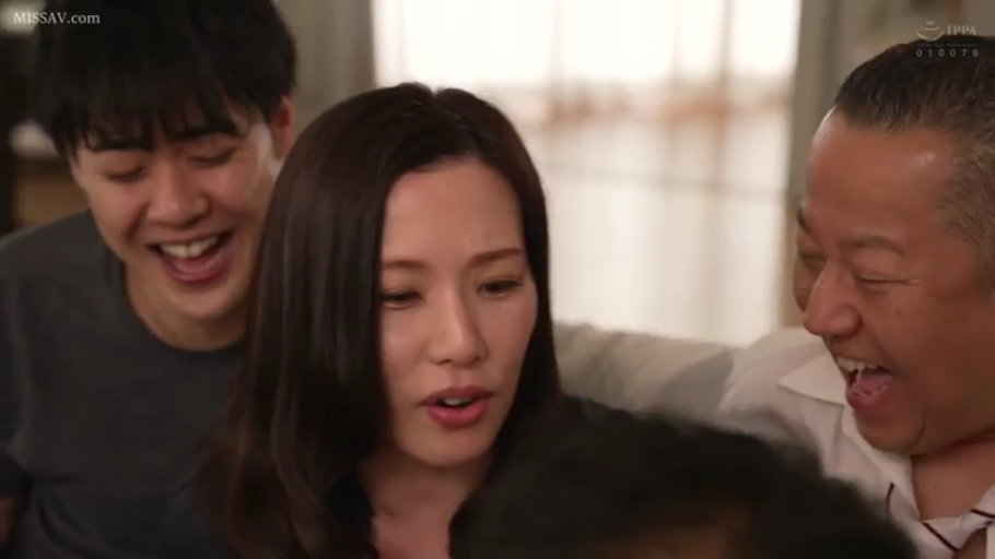 室内 · 面部特写 · 休闲服