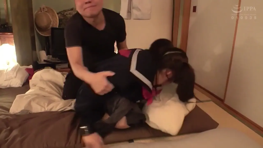 室内 · 全身 · 枕头 · 趴卧 · 水手服 · 强迫 · 挣扎 · 高角度