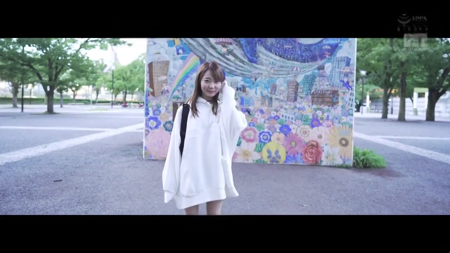 中景 · 站姿 · 微笑 · 撩发 · 户外公园 · 白色卫衣