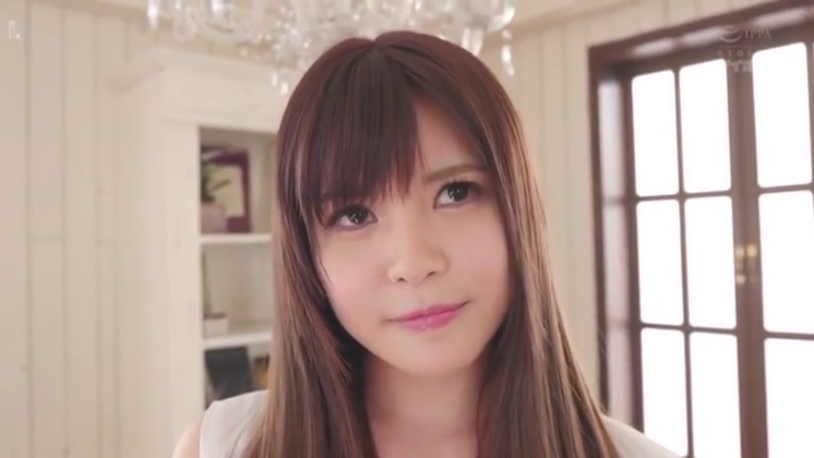 室内 · 微笑 · 白色上衣 · 特写 · 凝视 · 长发 · 正面