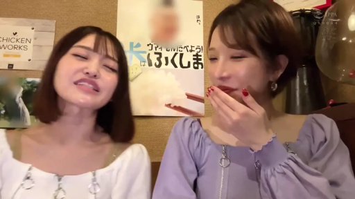 Half-body close-up · 室内餐厅 · Asian women · 并排坐姿 · Casual top · 背景海报 · 愉快表情 · 交谈欢笑