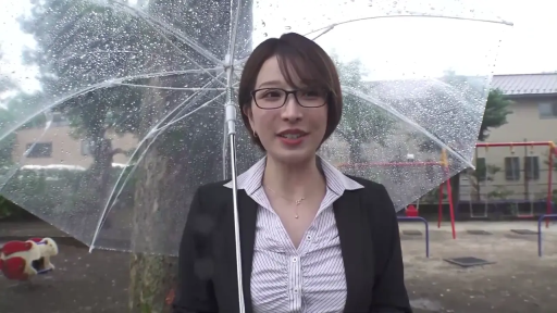 眼镜 · 职业西装 · 公园 · 头部特写 · 站立姿势 · 透明雨伞 · 微笑表情 · 持伞行为