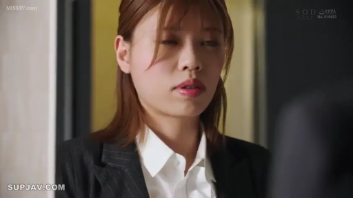 严肃 · 面部 · 站立 · 注视 · 走廊 · 西装 · 职场