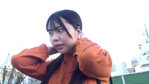 自然 · 中景特写 · アジア人女性 · 户外街道 · 整理头发 · 橘色长袖上衣 · 双手扶发