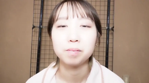 脸部特写 · 迷离 · 室内房间 · 凝视镜头 · 正面面对 · 浅色睡袍 · 网格架 · 齐刘海短发