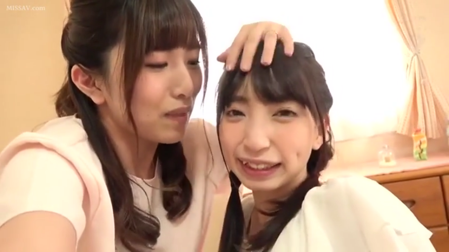 室内 · 面部 · 微笑 · 双人 · 互动 · 休闲服 · 依偎