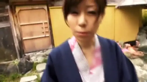 面部 · 站立 · 日式风格 · 走向镜头 · 神情严肃 · 深蓝色浴衣 · 温泉旅馆户外