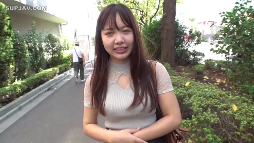 站姿 · 微笑 · 素人 · 户外街道 · 单肩包 · 面对镜头交流 · 半身照 · 镂空针织衫