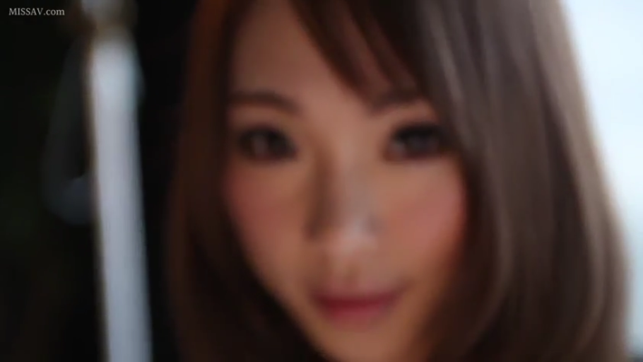 站立 · 微笑 · 车内 · 粉色针织衫 · 现金 · 指向告示牌