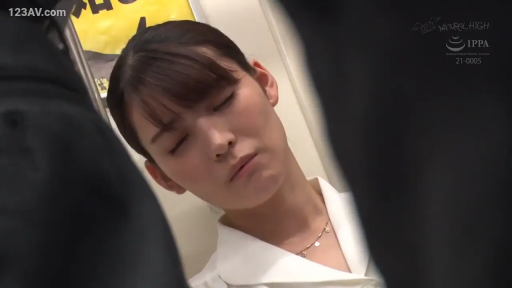 脸部特写 · 站姿 · 职业装 · 电车