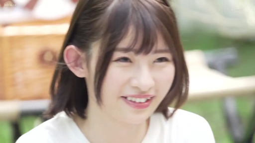 室内 · 坐姿 · 专注 · 胸部特写 · 解衣 · 粉色蕾丝文胸 · 女性互动