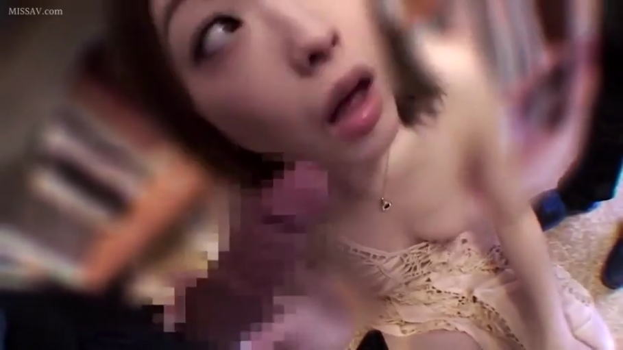中景 · 书房 · 开朗笑容 · 站立对视 · 蓝色无袖连衣裙 · 日常社交 · 言语沟通 · 书籍架