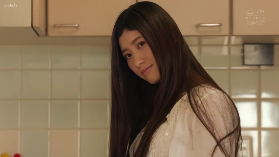 微笑 · 半身特写 · 白色上衣 · 厨房 · 注视镜头 · 橱柜 · 侧身站立 · 长直发