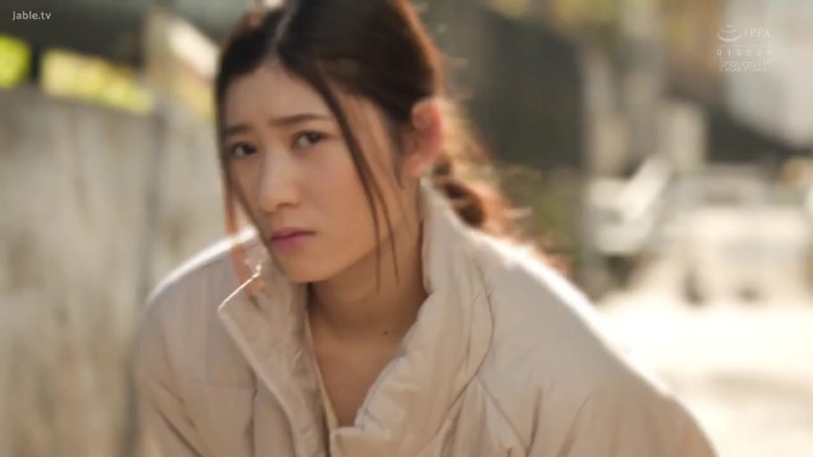 严肃 · 俯身 · 面部特写 · 凝视 · 户外 · 亚洲人 · 浅色外套