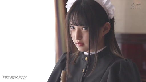 室内 · 角色扮演 · 站立 · 面部特写 · 凝视 · 冷艳 · 黑色女仆装 · 白色蕾丝发带