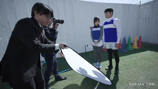 严肃 · 站立 · 户外 · 拍摄 · 摄像机 · 运动服 · 幕后