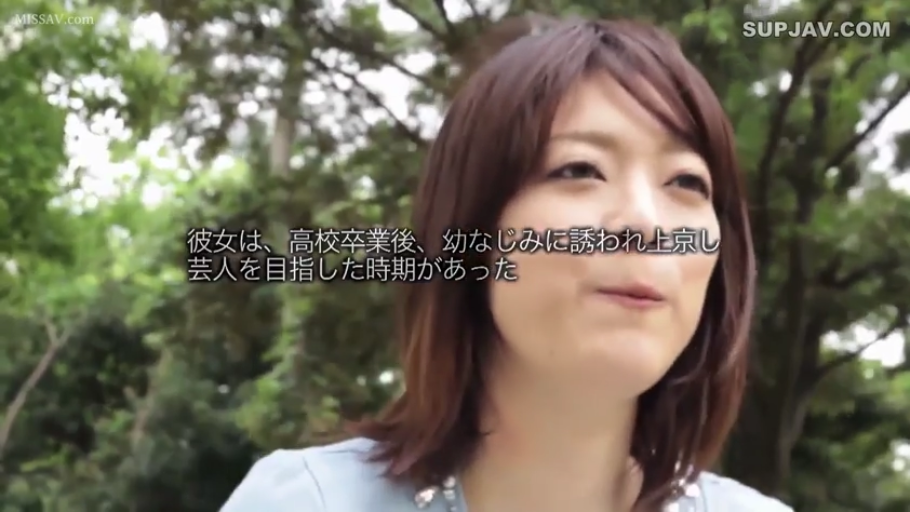 面部特写 · 户外 · 浅蓝色上衣