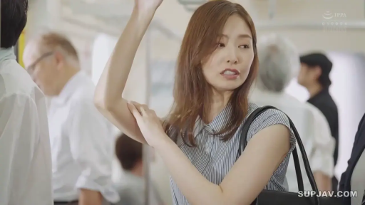 站立 · 中景 · 観察 · ショルダーバッグ · 地铁车厢 · 疑惑 · 拥挤背景 · 条纹短袖衬衫