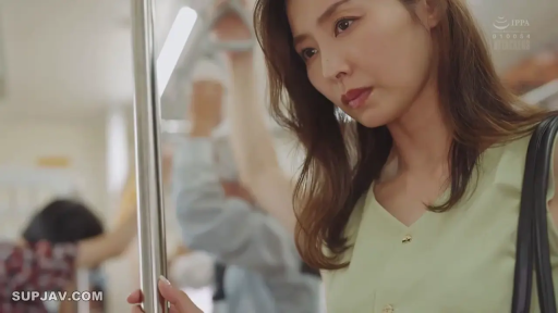 憂鬱 · 顔部のクローズアップ · 站姿 · 手すり · 乘车 · 熟女 · 电车 · 浅绿色无袖上衣