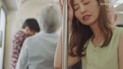 脸部特写 · 站姿 · 电车 · 浅绿色无袖上衣