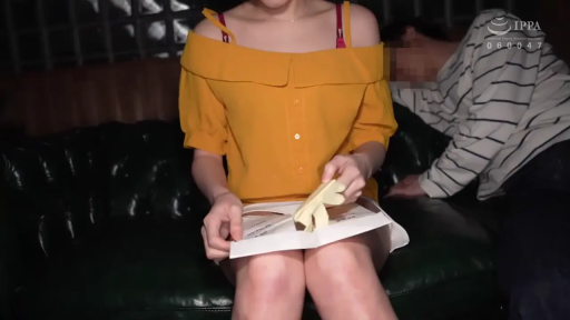 坐姿 · 中景 · 客厅 · 平板电脑 · 抿嘴 · 黄色露肩上衣 · 看剧本 · 背景有男人